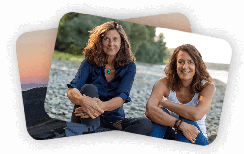 Seminare: Vera und Martina am Ufer eines Flusses (im Hintergrund Steine und Fluss und Bäume)
