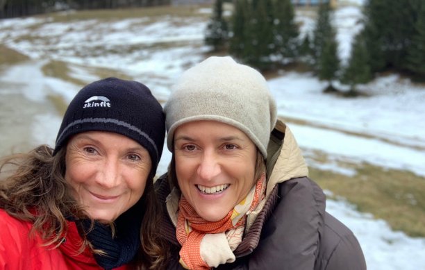 Bild zeigt Vera Popper und Martina Gross auf einem Feld mit Schnee