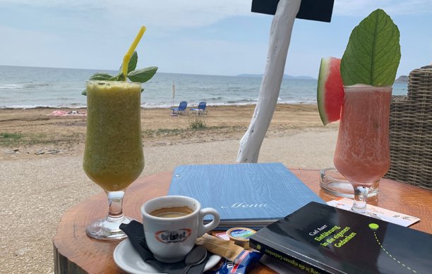 und haben am Meer im Klang der Wellen unsere Gedanken in Buchform gebracht.